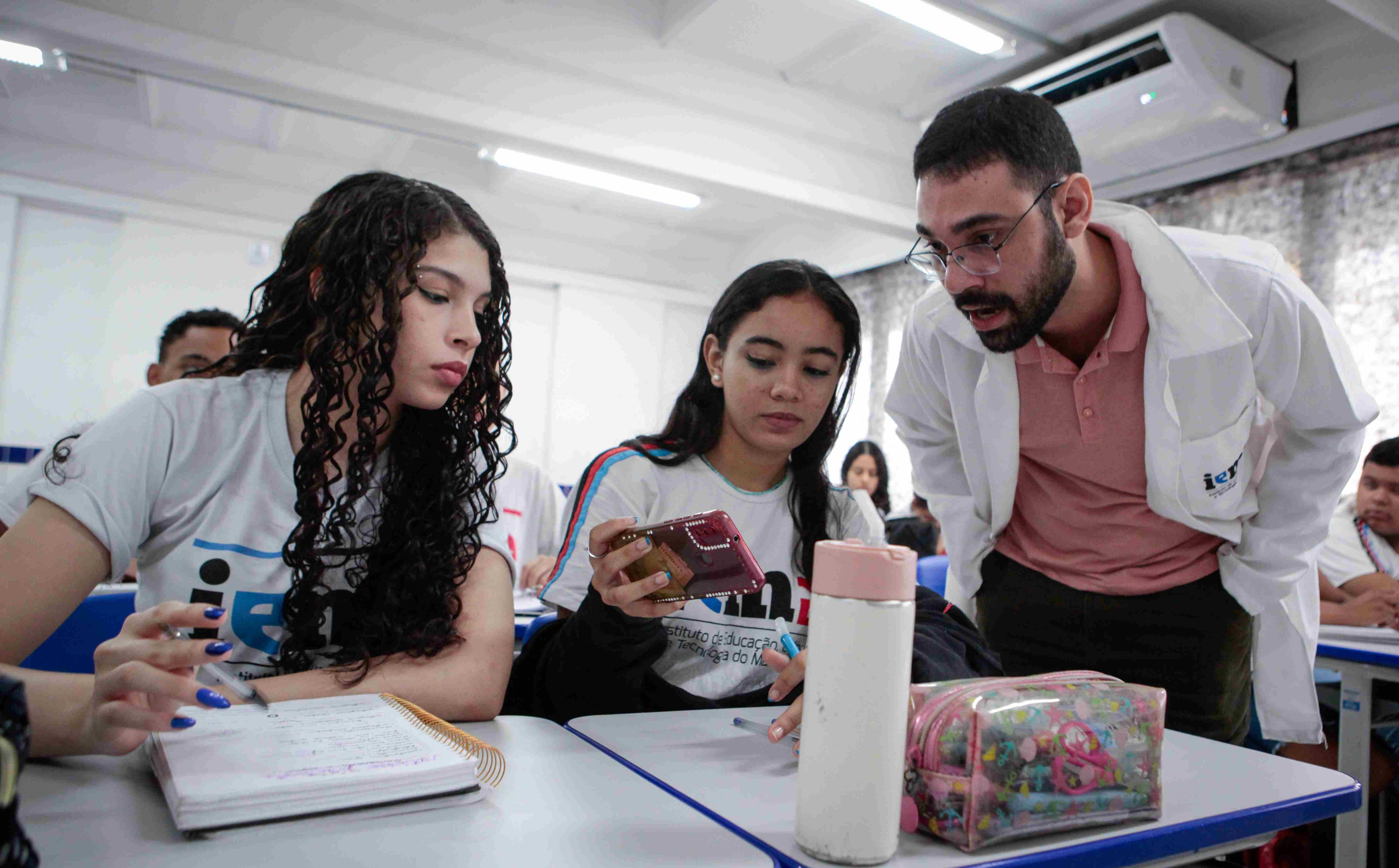 Entidades debatem regulação e limites éticos ao uso do Chat GPT na educação no Brasil