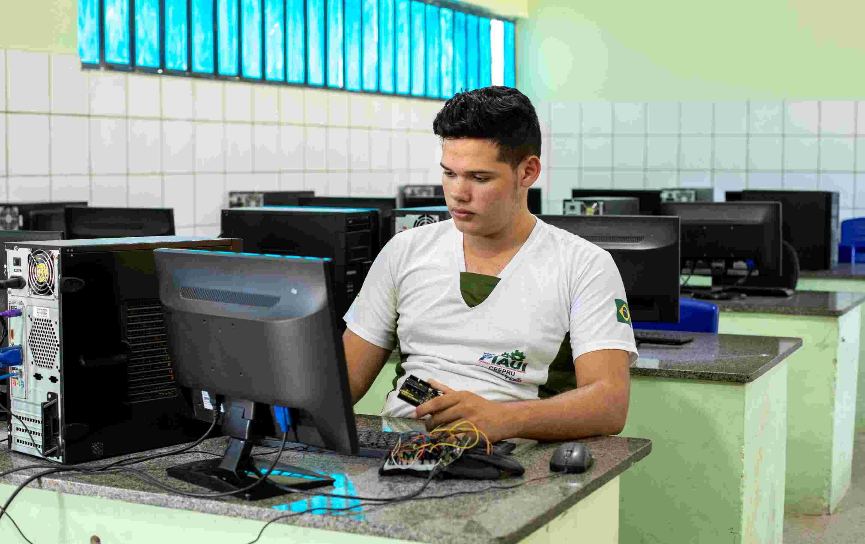 IFES oferta mais de cem cursos on-line, abertos e gratuitos ligados à EPT