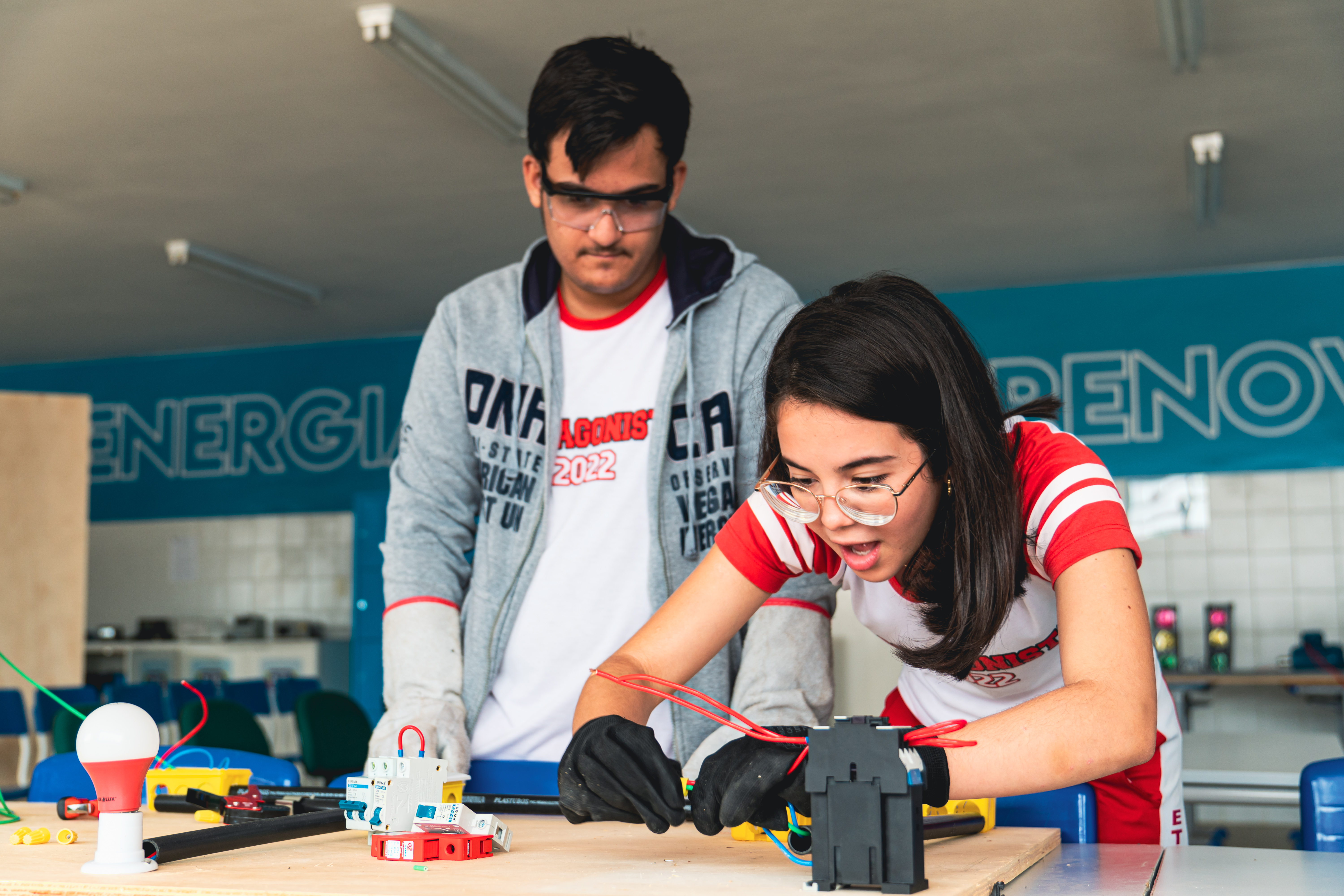 Estudantes e voluntários dialogam sobre energias renováveis e carreira em PE