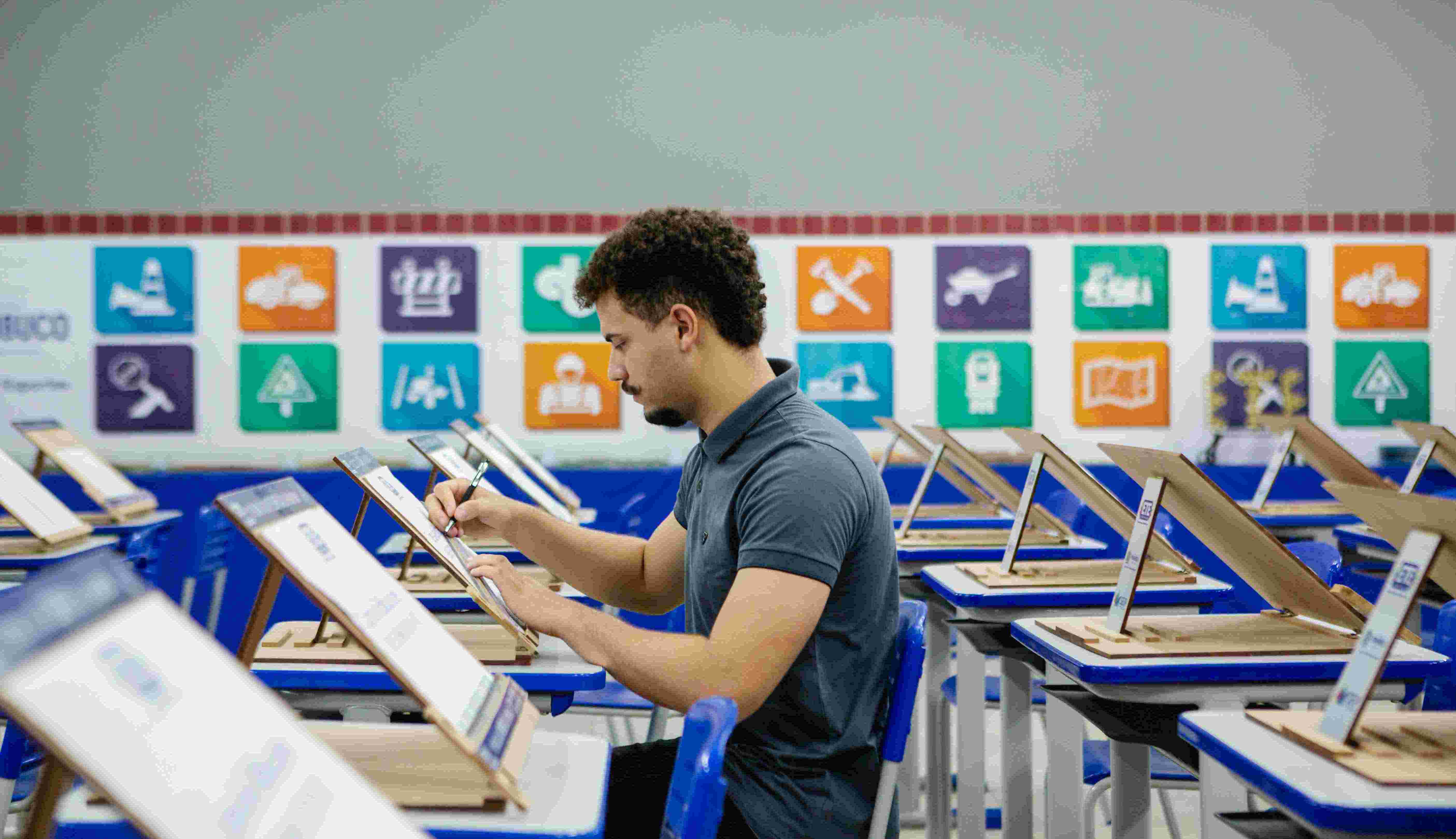 Matrículas em EPT sobem em 2024, mas Brasil não atinge meta do PNE para nível médio