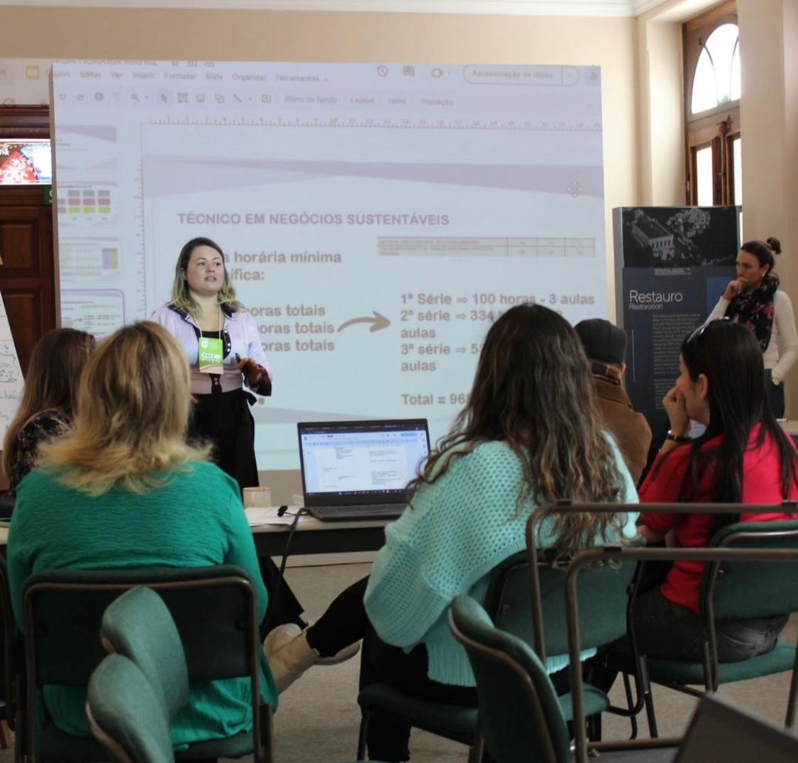 Paraná revisa e atualiza matrizes e planos de curso e cria aulas de cursos técnicos